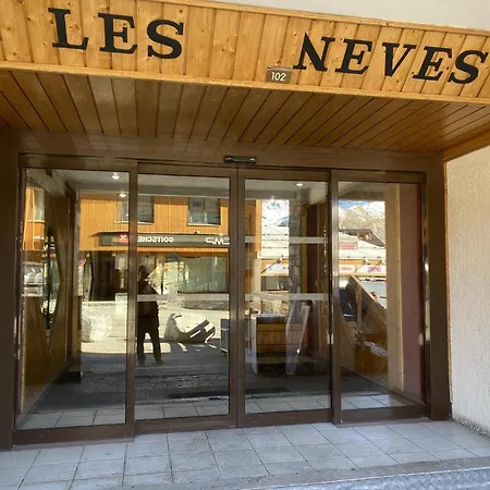 Neves - Location: Joli Pour 4 Personnes, Etage Eleve, Balcon Ensoleille, Dans Un Quartier Anime Apartment *