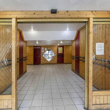 Neves - Location: Joli Pour 4 Personnes, Etage Eleve, Balcon Ensoleille, Dans Un Quartier Anime Apartment *
